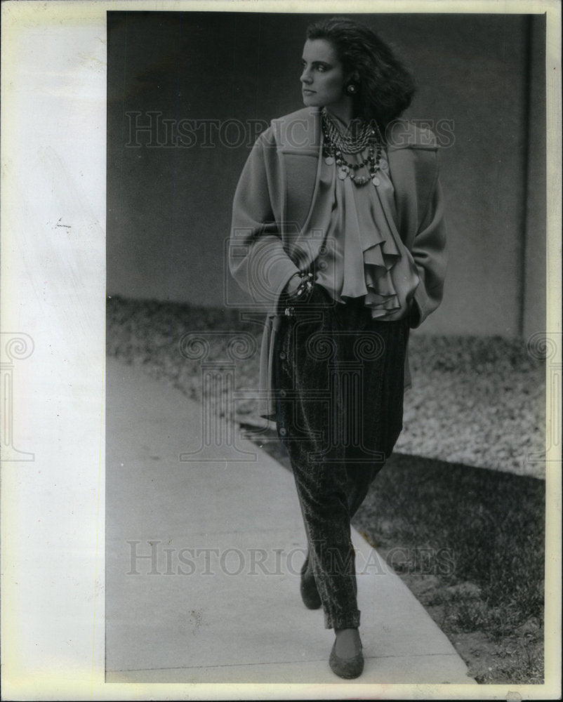 1985 Press Photo Fall fashion woman Jenny Byblos velvet - Historic Images