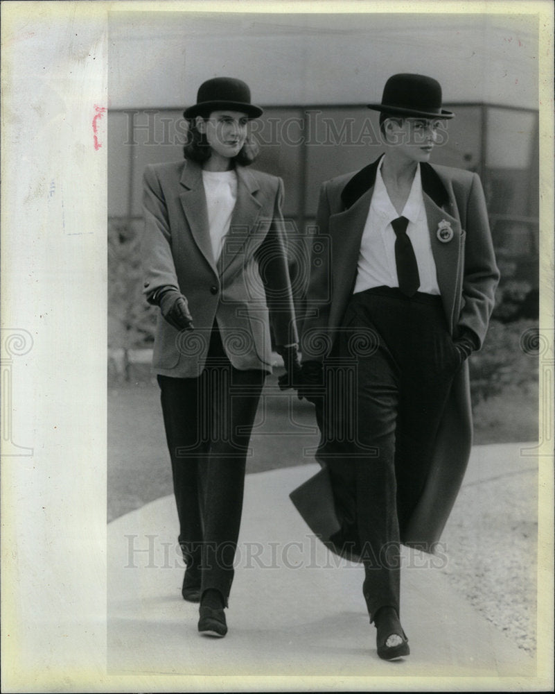 1985 Press Photo Ivory Silk Charmeuse red wool shaped - Historic Images