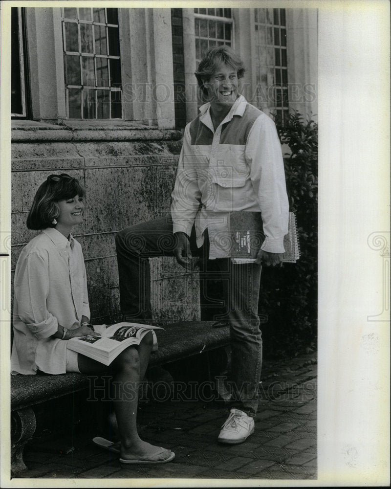 1985 Press Photo Sarah Maline Women Oxford Shirt Shorts - Historic Images