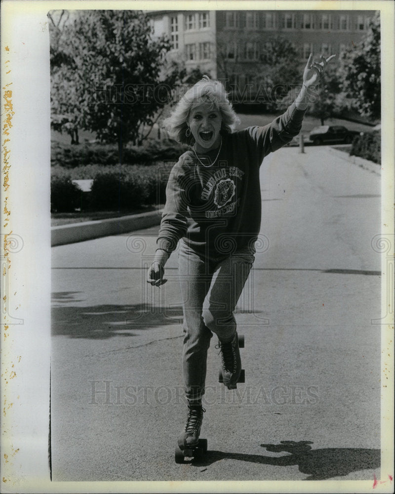 1985 Press Photo Lisa Traeger skates seat shirt Jeans - Historic Images