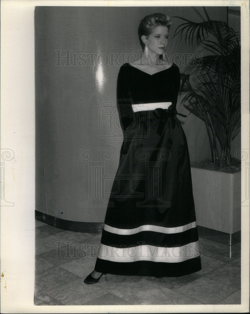 1987 Press Photo Designer Adolfo black white satin gown - Historic Images