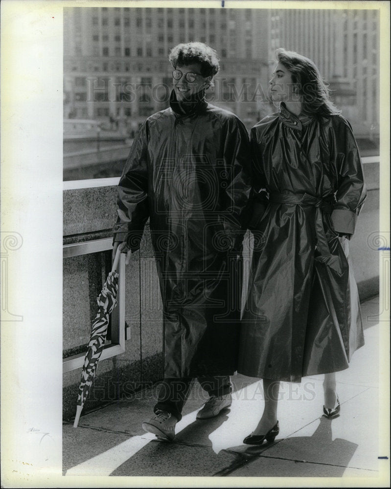 1985 Press Photo Carol Cohen Drizzle Charcoal Rain Coat - Historic Images