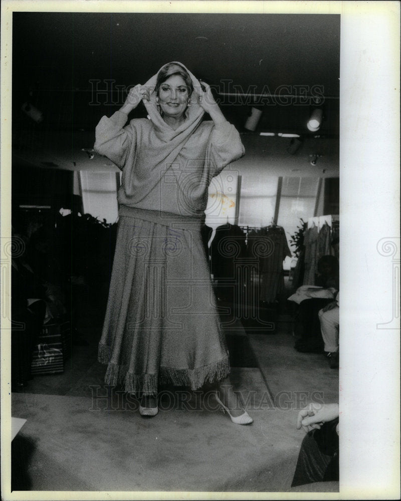 1985 Press Photo Boucle Knit Blouse Fringed Skirt - Historic Images