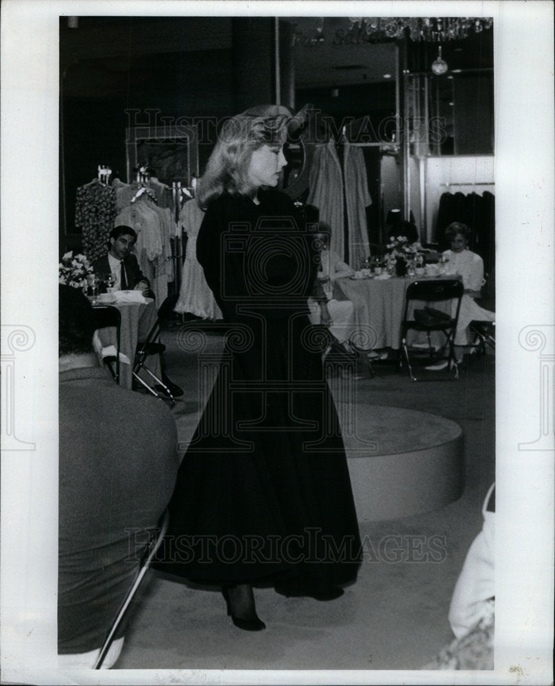 1986 Press Photo Black Wool Dinner Suit Ankle Skirt - Historic Images