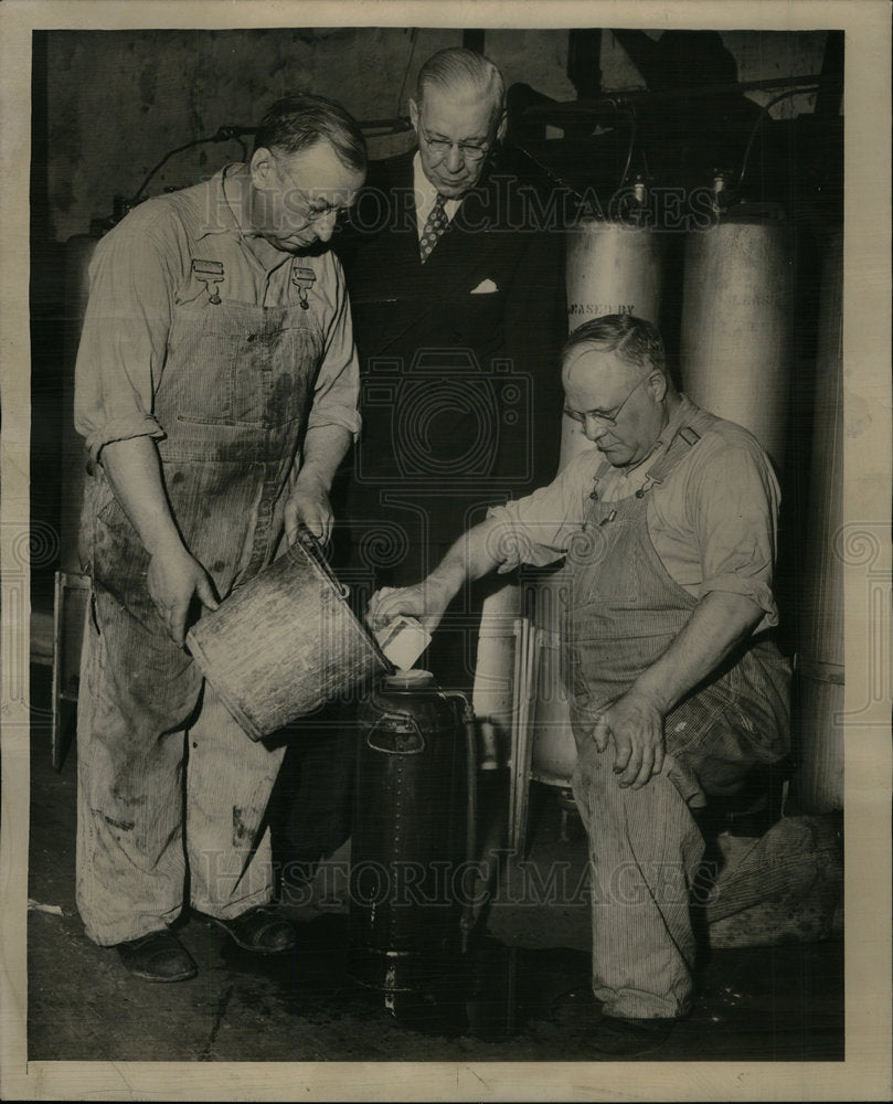 1945 Press Photo John Roth James Riner extinguisher - Historic Images