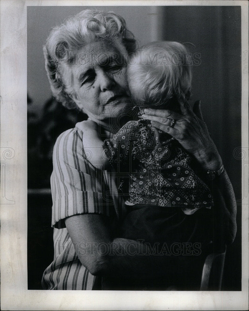 1970 Press Photo Mrs. Johnson Comforting 1-year-old boy - Historic Images