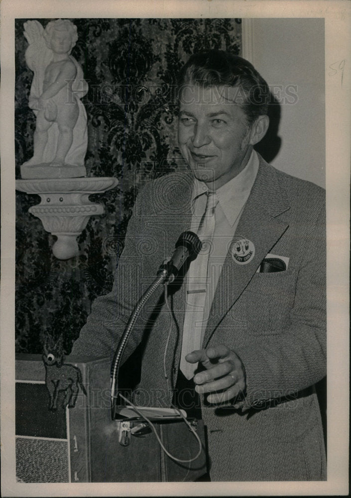 1972 Press Photo Byron Johnson Speaks in Adam County. - Historic Images