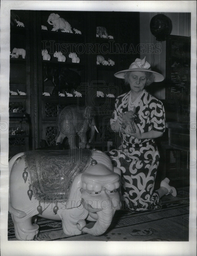 1939 Press Photo Mrs. William E. Dorah Elephant - Historic Images