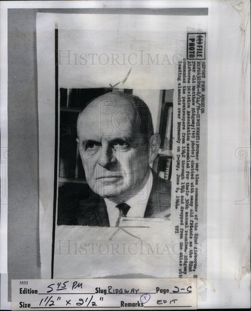 1976 Press Photo Old Friend Former Time Commander Airbo - Historic Images