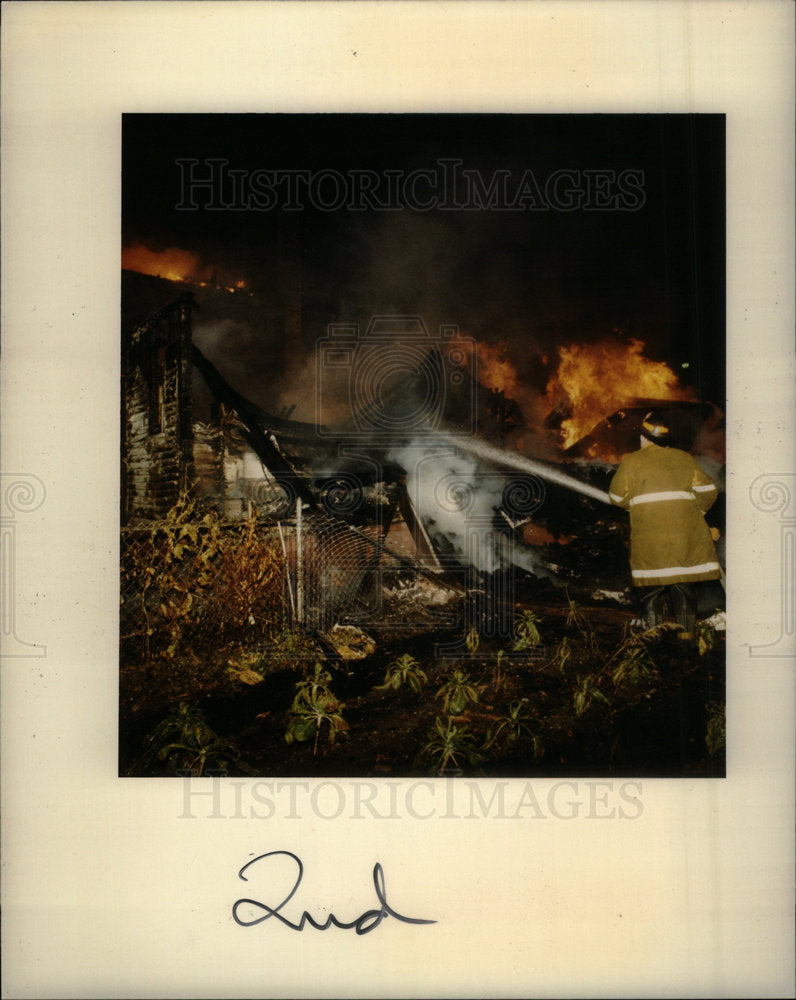 1984 Press Photo Fire Ashland Mack Detroit - Historic Images