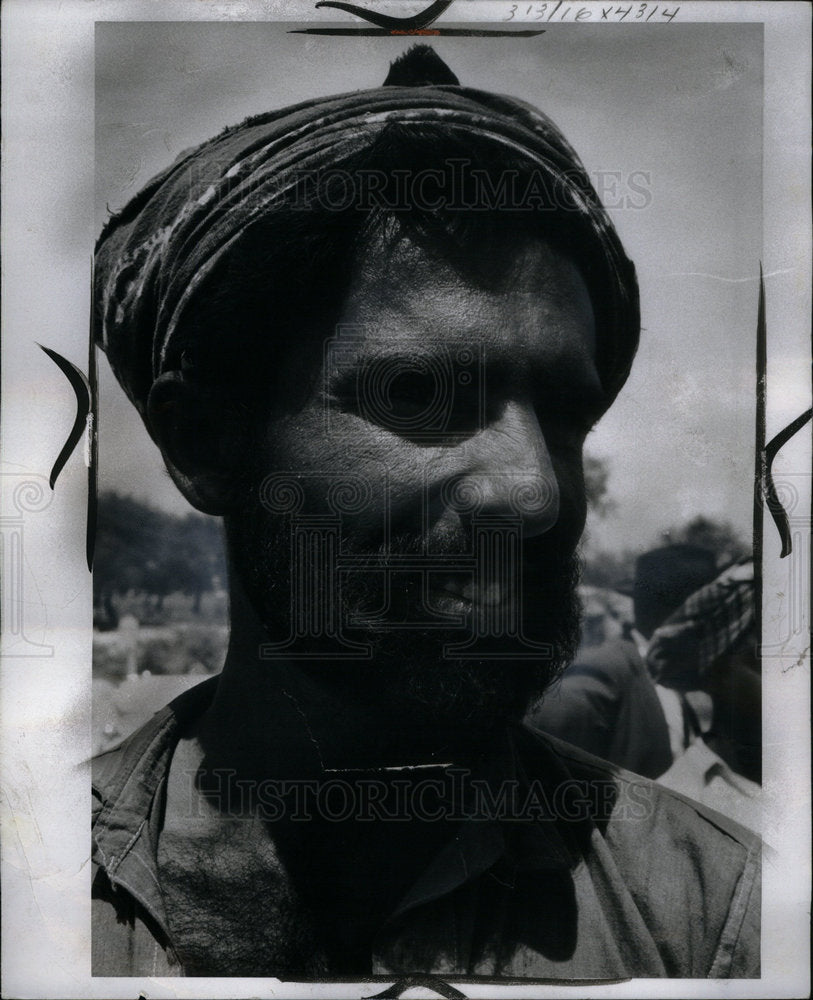 1960 Press Photo Picture Show Pakistan Men People Stand - Historic Images