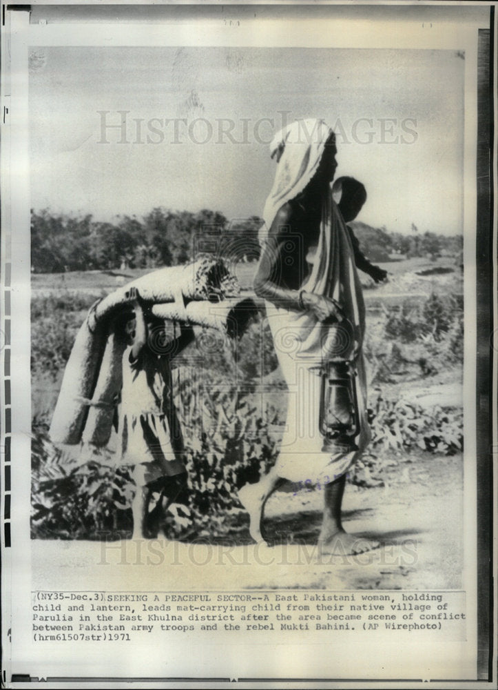 1971 Press Photo East Pakistani woman children Parulia - Historic Images