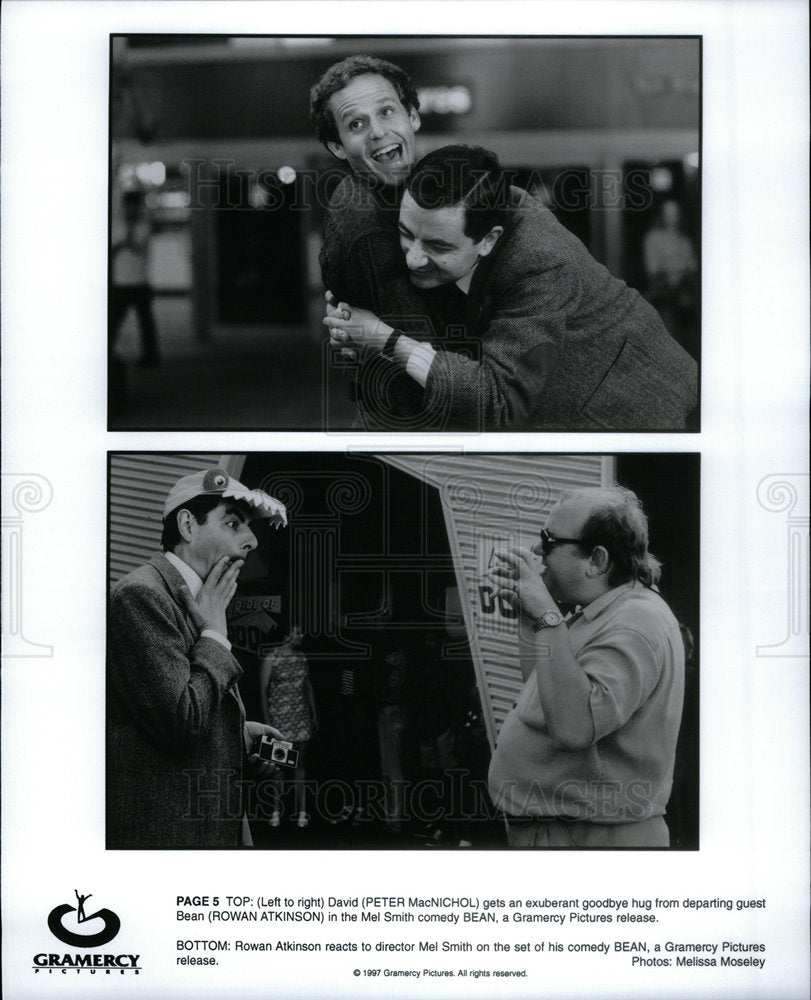 Press Photo Peter MacNichol Rowan Atkinson goodbye hug - Historic Images