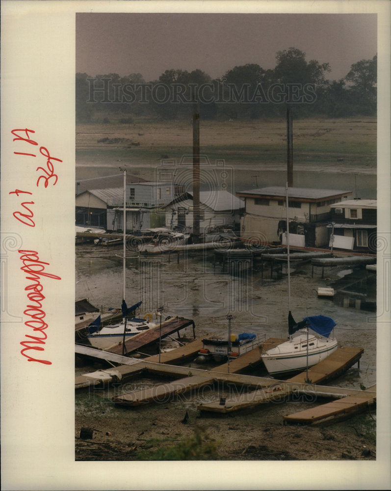 1988 Press Photo Marinas staff in drought in Michigan. - Historic Images