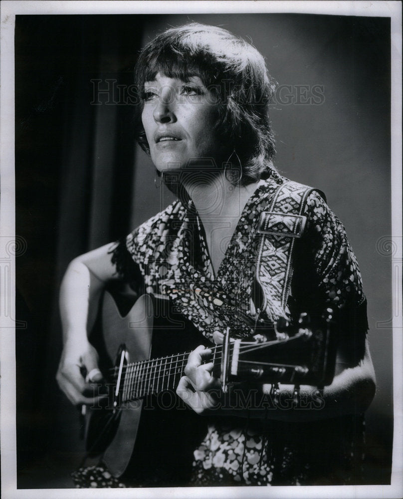 1972 Press Photo Freddi Wilgardi playing guitar Singer - Historic Images