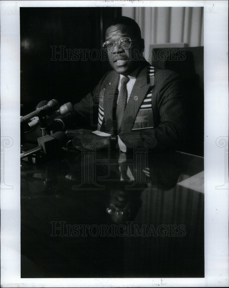 1990 Press Photo Lawrence Patrick Considered Patrick - Historic Images