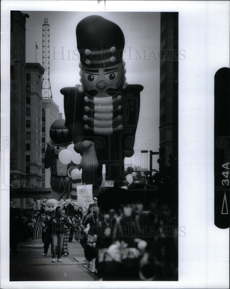 1998 Press Photo Group People Parade Detroit Picture - Historic Images