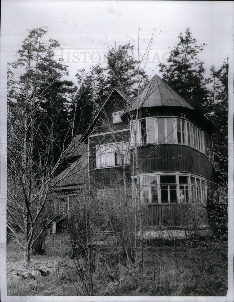 1966 Press Photo Wooden house man surroundings window - Historic Images