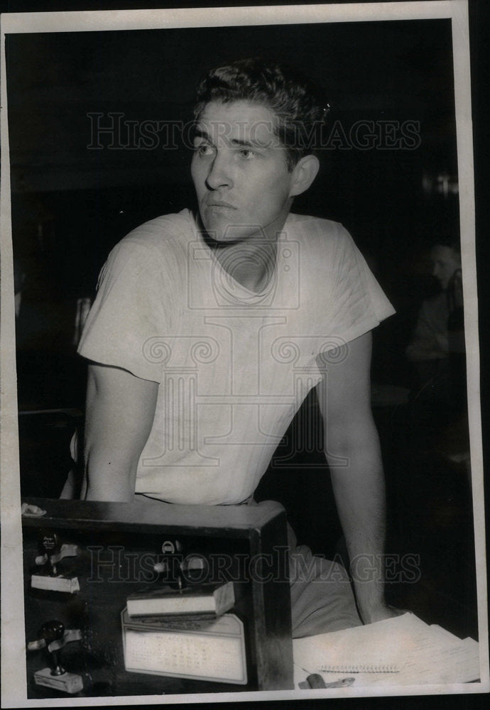 1956 Press Photo Edward Rattiff Child Leating Benda - Historic Images