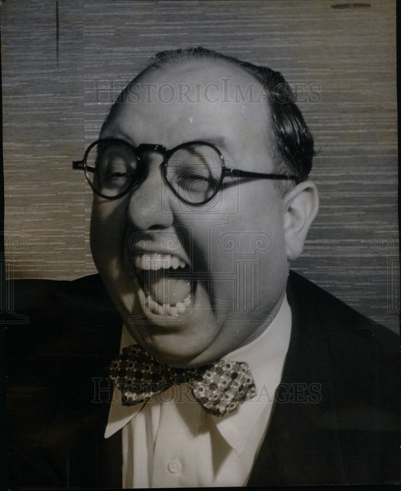 1950 Press Photo Laughing Man Guffaw Bowtie Glasses - Historic Images