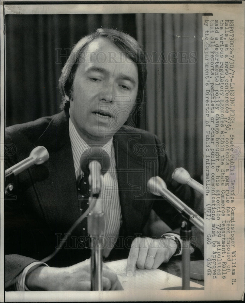 1975 Press Photo commissioner William Rails News Meet - Historic Images