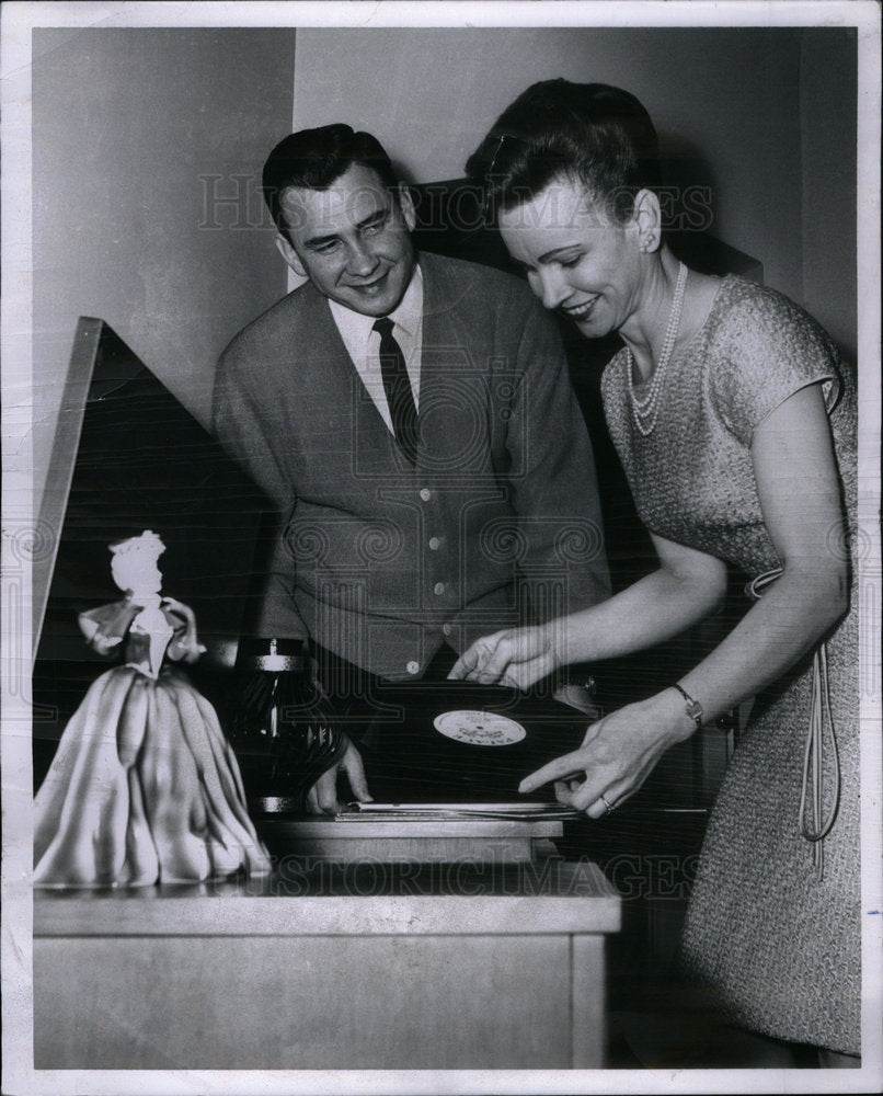 1964 Press Photo Policeman Of Month With Wife At Home - Historic Images