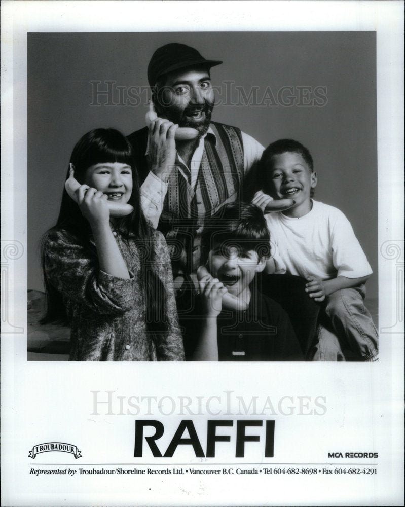 1994 Press Photo Entertainer Raffi Telephone Bananas - Historic Images