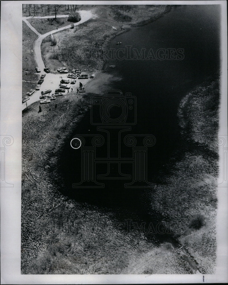 1971 Press Photo Kathy Raltke Murder place mark tree - Historic Images