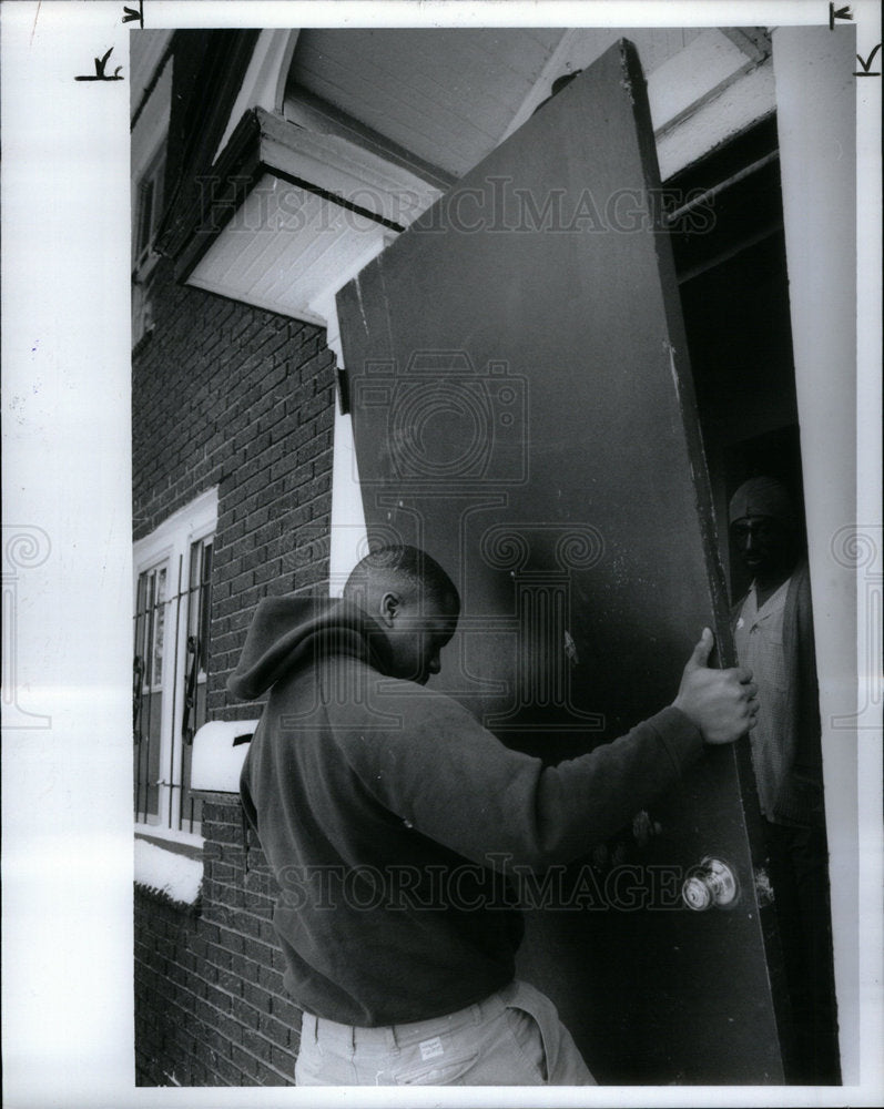 1993 Press Photo Mark Hill struggles door Nathan hinges - Historic Images