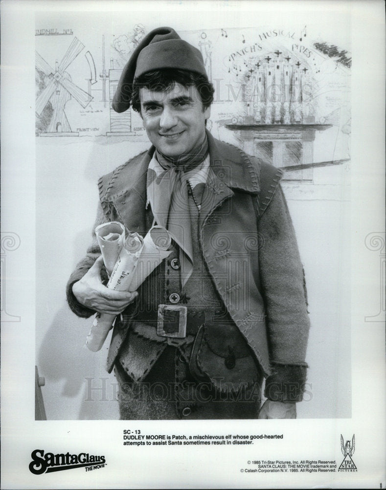 1986 Press Photo Dudley Moore Patch acts Santa Clause - Historic Images