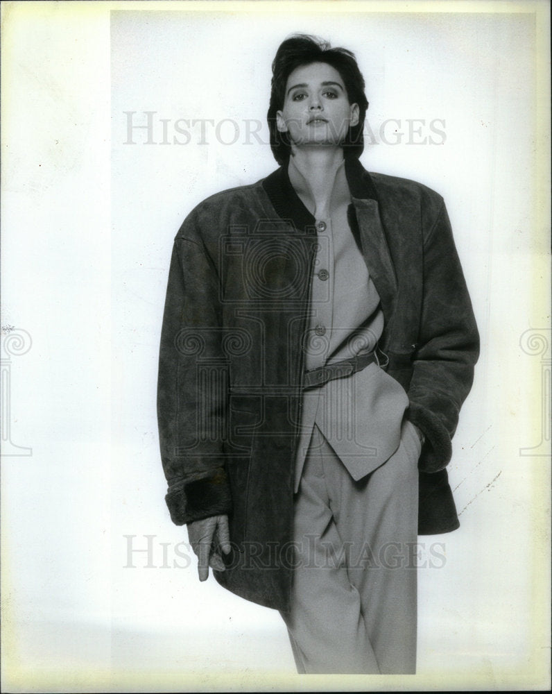 1986 Press Photo Erreuno Giorgio Armani Suede Carcaot - Historic Images