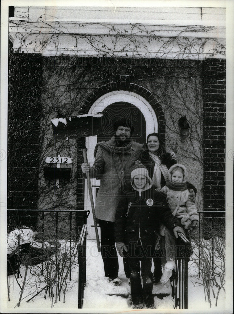 1982 Press Photo Snowbound farmer Californions Mike - Historic Images