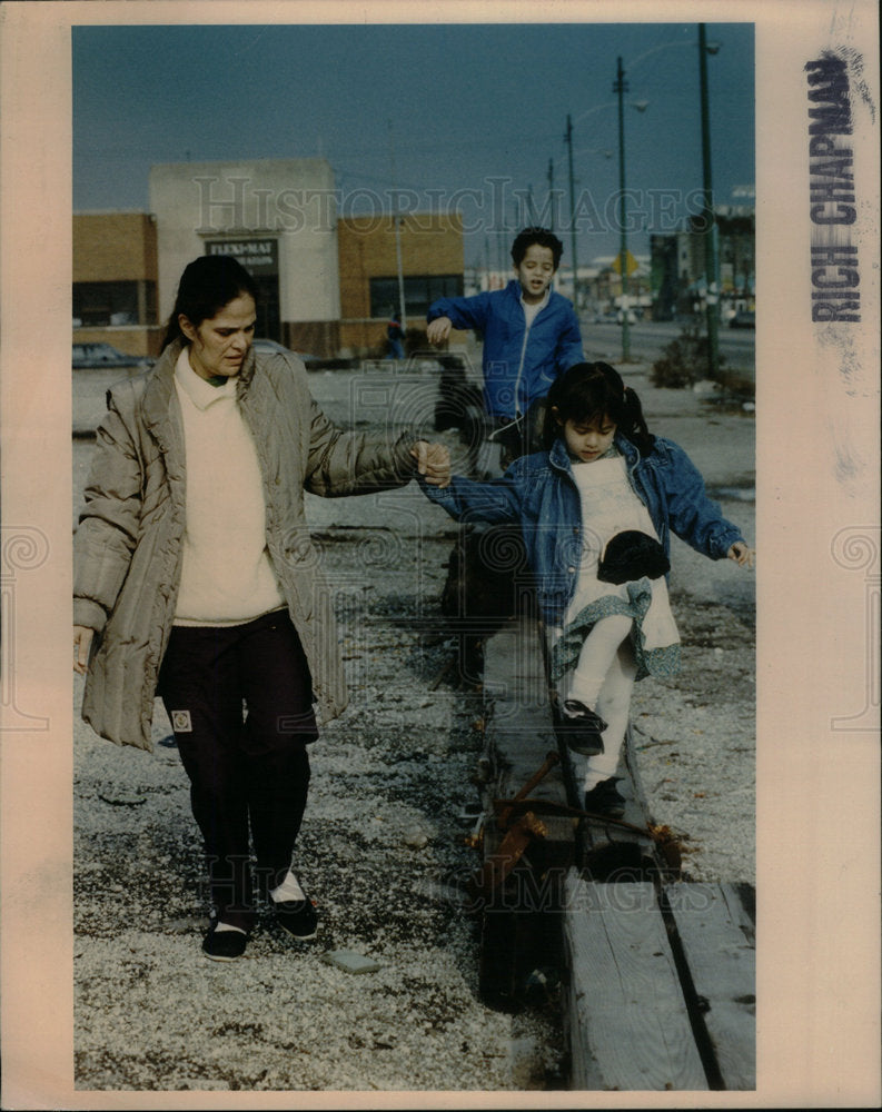 1991 Press Photo Families Without Homes - Historic Images