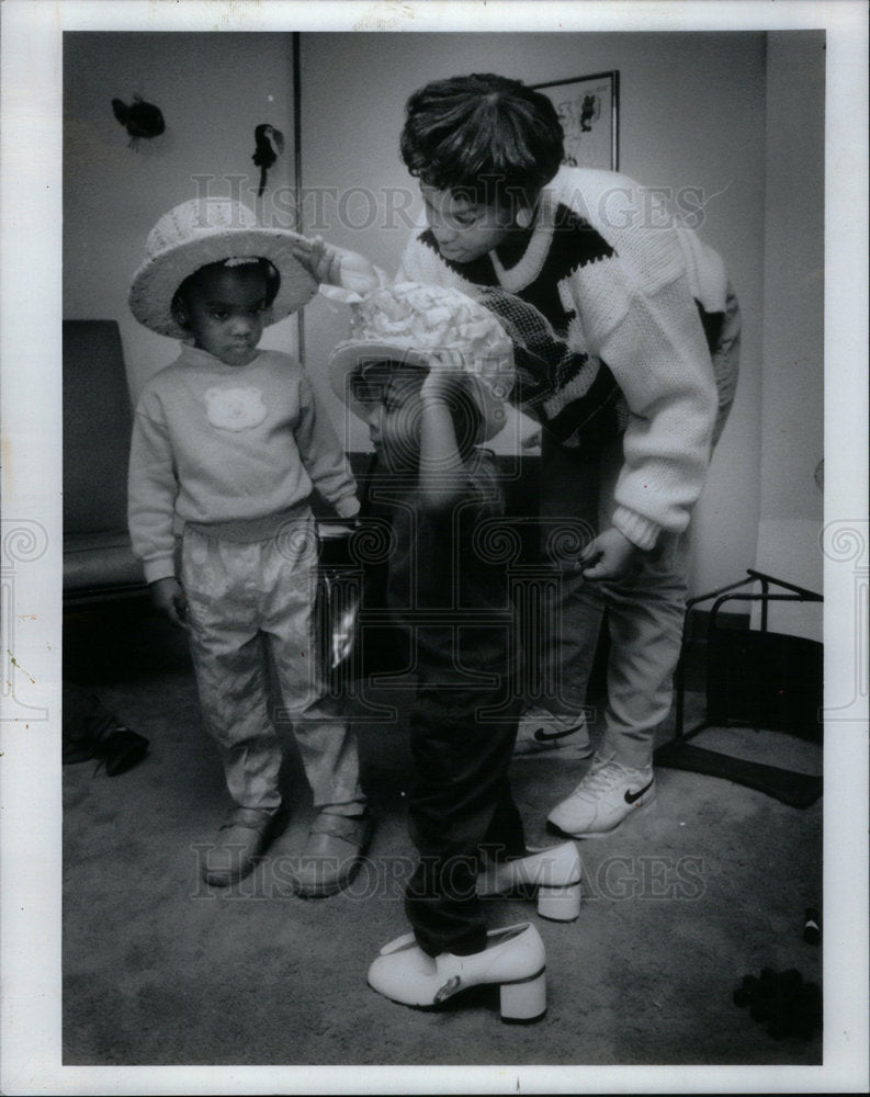 1991 Press Photo Teresa Daughter Bianca Homeless Dress - Historic Images