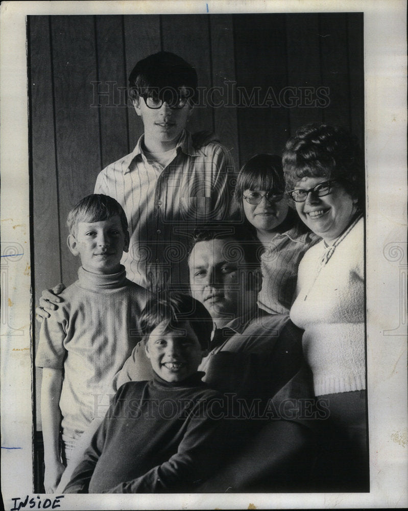 1976 Press Photo Blue Collar Worker Families - Historic Images