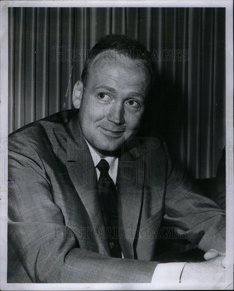 1964 Press Photo Mayor Asst. Robert Toohey - Historic Images