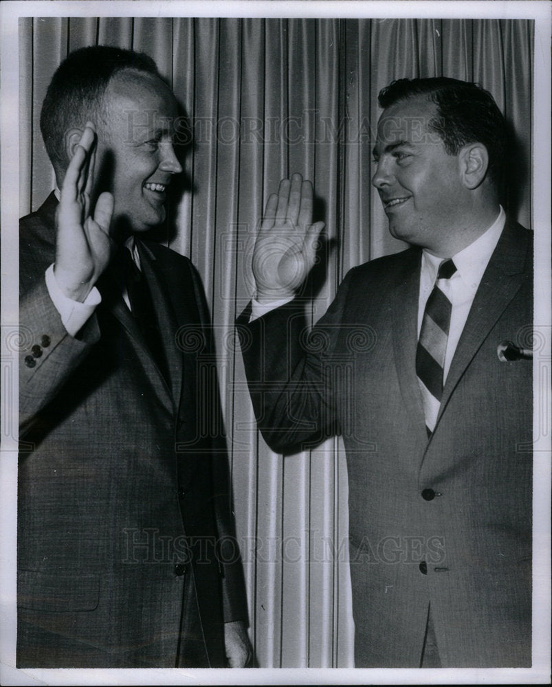 1964 Press Photo Robert E Toohey Assistant Mayor Mich - Historic Images