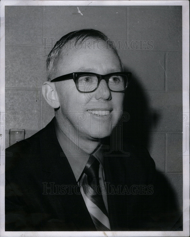 1970 Press Photo National Safety Bureau Dir Douglas Tom - Historic Images