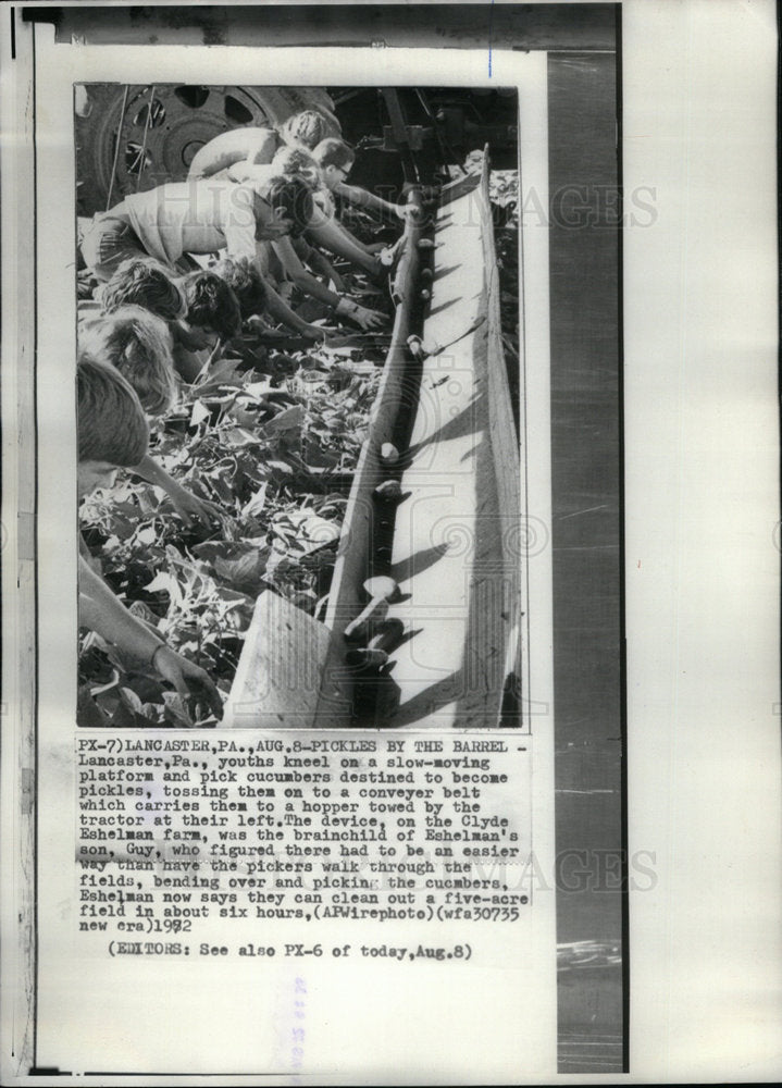 1972 Press Photo Pickle Lancaster Youth Kneel Slow - Historic Images