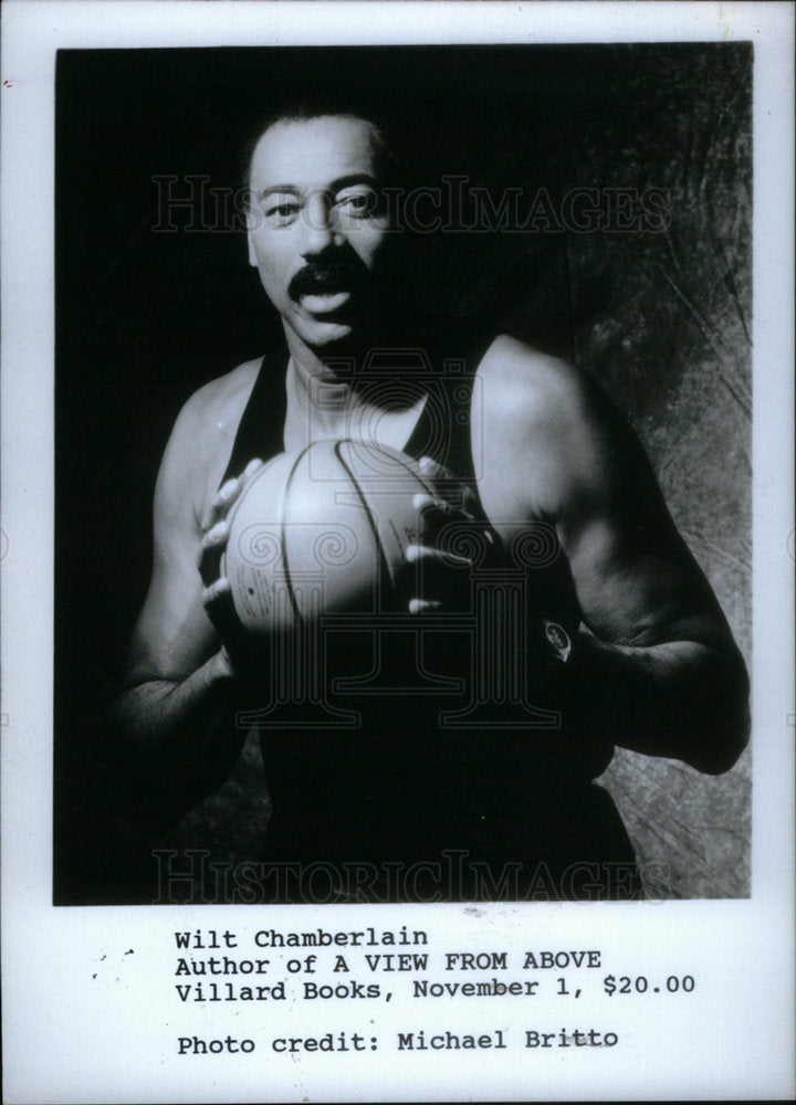 1993 Press Photo Wilt Chamberlian Author Vilard Book - Historic Images