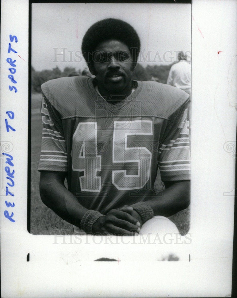 Press Photo Football player returns to sports - Historic Images