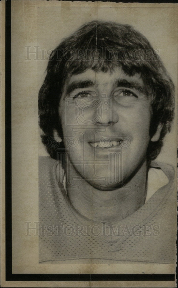 Press Photo Guy in football uniform - Historic Images