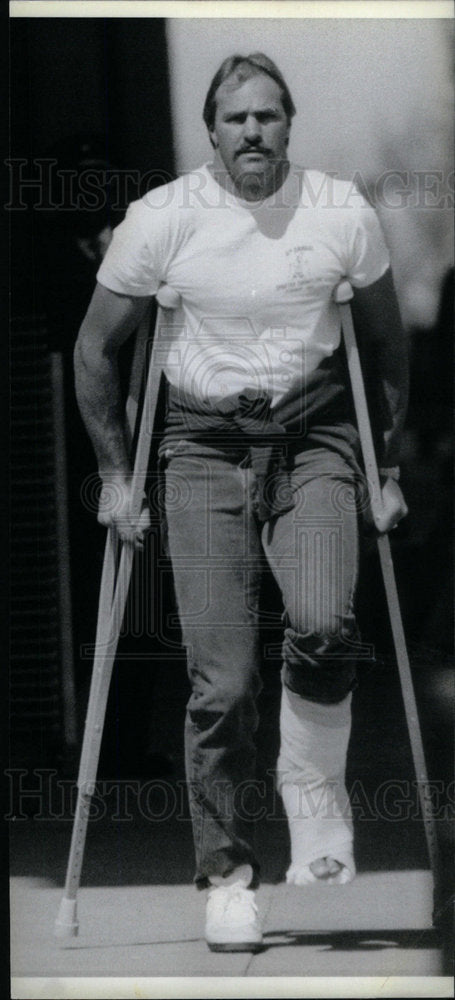 Press Photo Man on Crutches - Historic Images