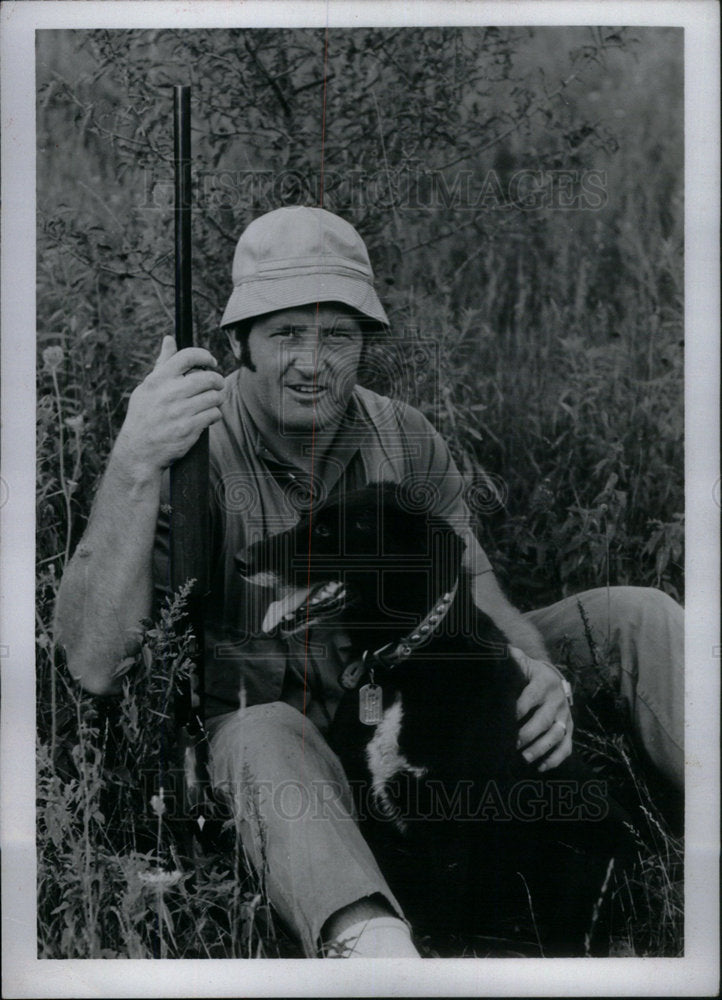 Press Photo Larry Hand with Lion - Historic Images