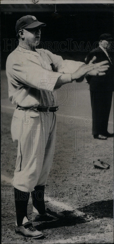 Press Photo Detroit Tigers baseball player before game - Historic Images