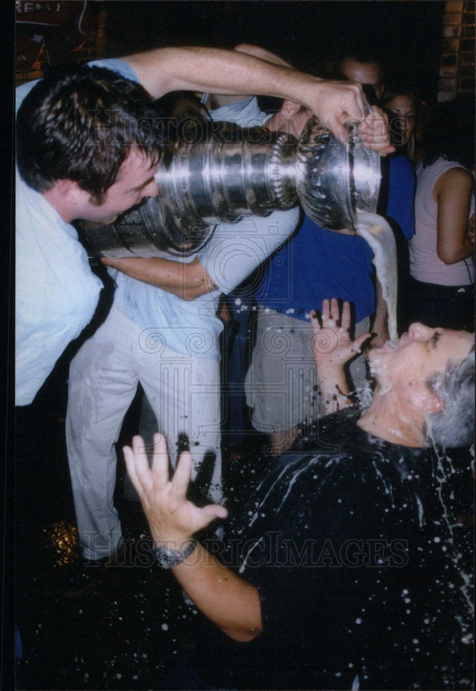 press photo Chuck Swaney, South Lyon having a beer bath - Historic Images