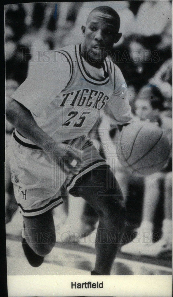 press photo Hartfiel Tigers basketball player - Historic Images