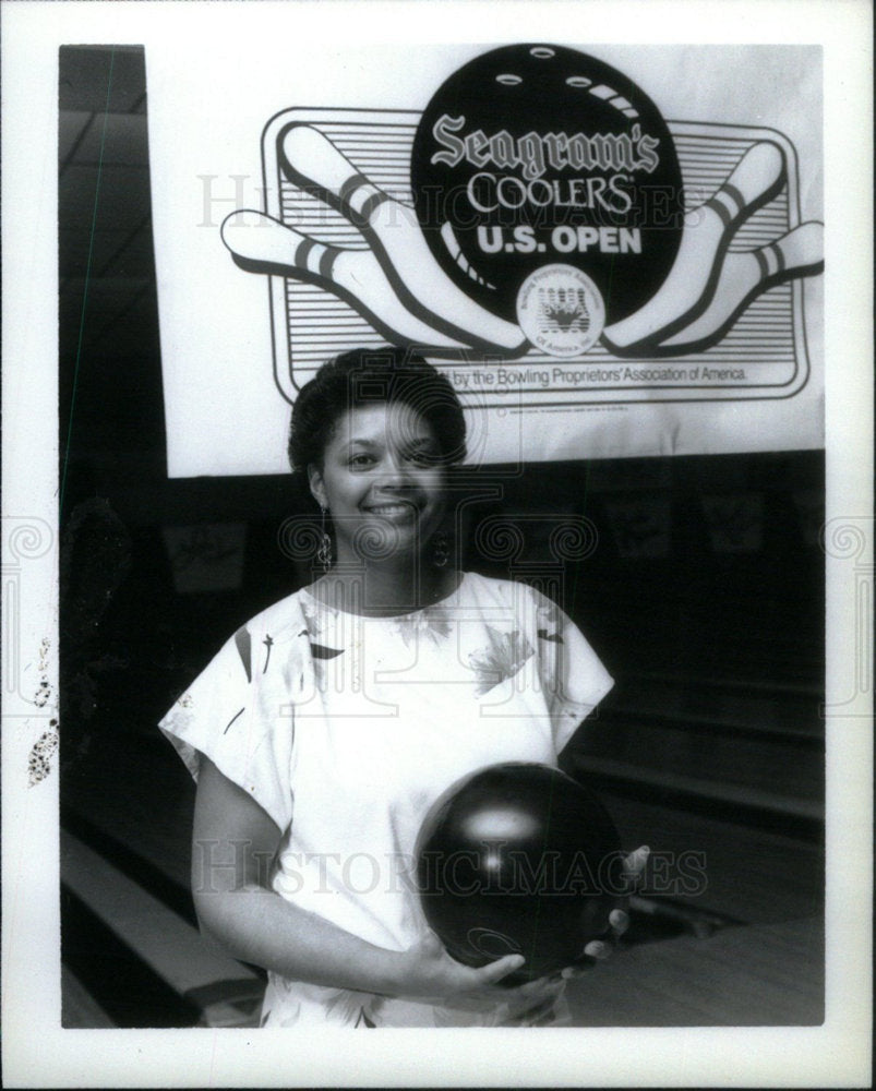 press photo Carmen Ohillo in Seagram&#39;s coolers U.S. Ope - Historic Images