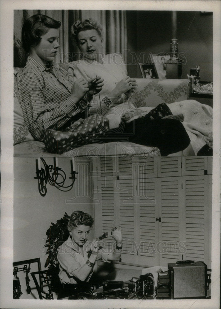 1954 Press Photo Actress Betty Furness Daughter Knit - Historic Images