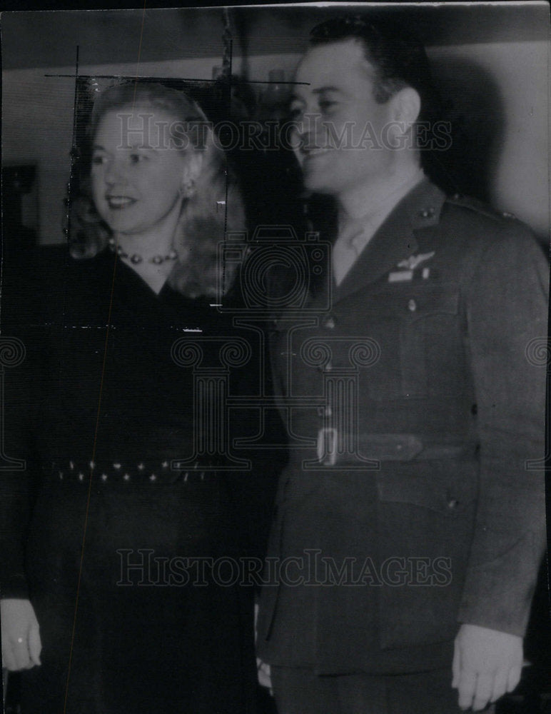 Press Photo Lt. Col. Gregory Boyington poses with bride - Historic Images